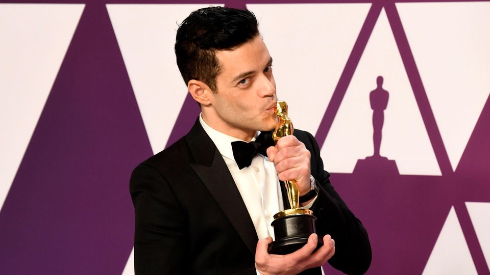 Rami Malek küsst seinen Oscar als bester Hauptdarsteller