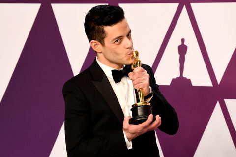 Rami Malek küsst seinen Oscar als bester Hauptdarsteller