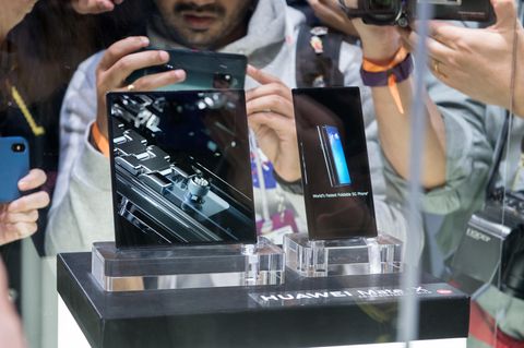 Ein Huawei Mate X wird auf dem MWC von Fotografen umdrängt