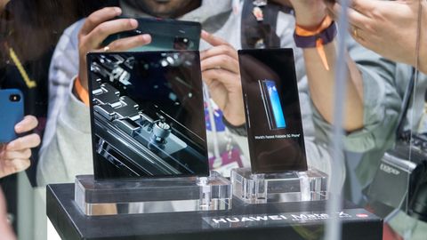 Ein Huawei Mate X wird auf dem MWC von Fotografen umdrängt