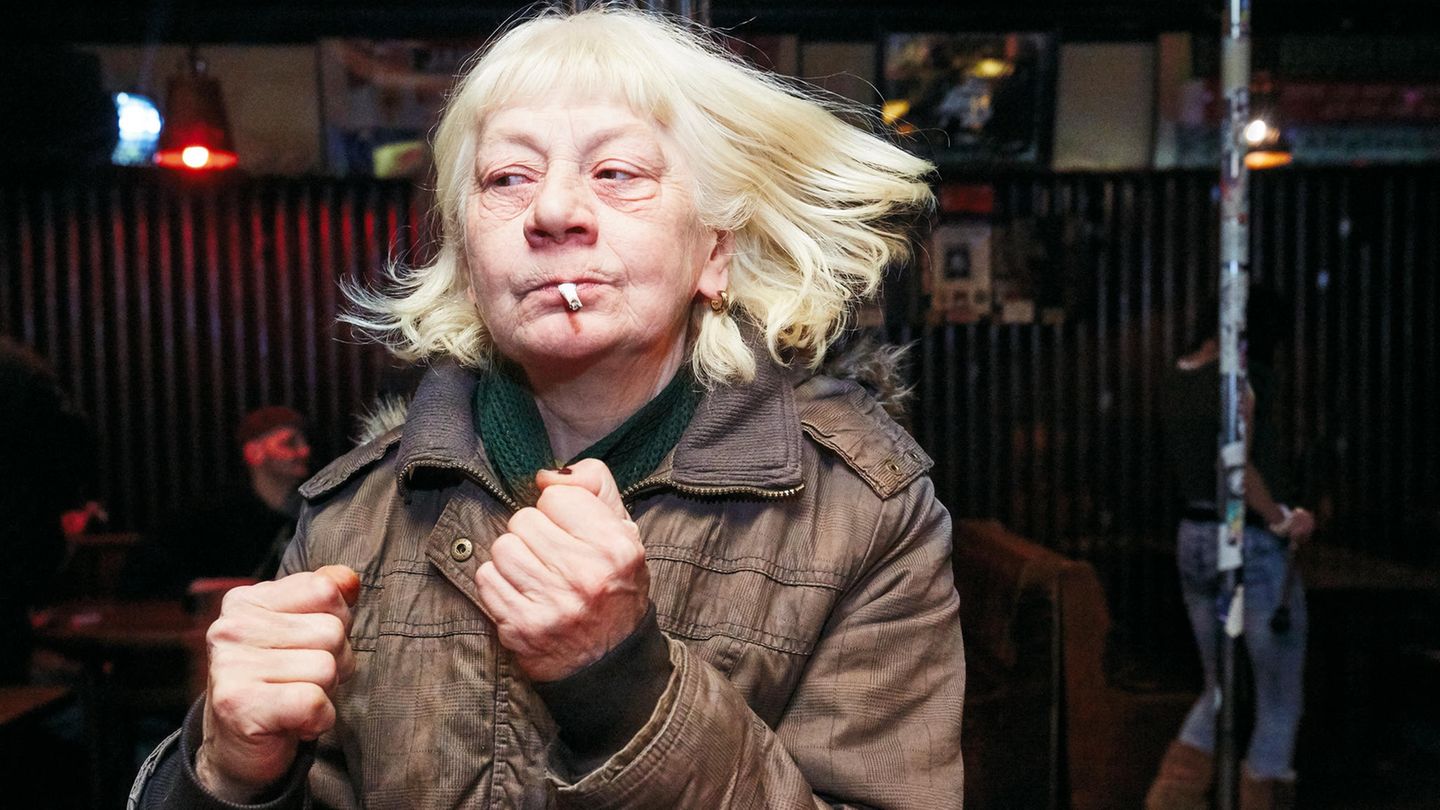 Rita, die Tänzerin: "Was soll ich zu Hause? Da rede ich nur mit mir selbst. Hey, hey, ho, ho. Das Leben ist schön! Ich bin die beste Tänzerin des Elbschlosskellers, kannste alle fragen"