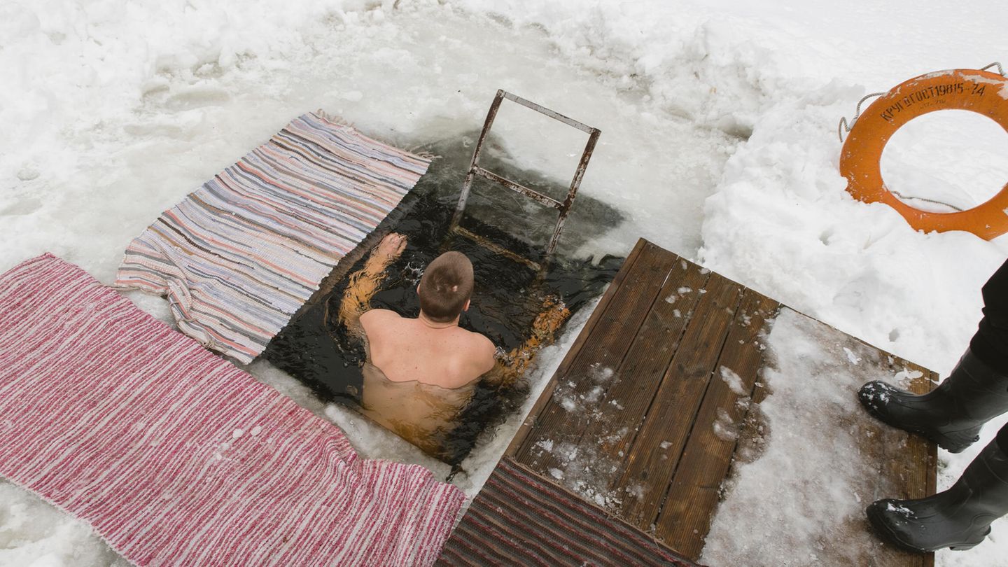 Beim Bad im ausgesägten Eisloch fühlt es sich an als würde die Lunge kollabieren