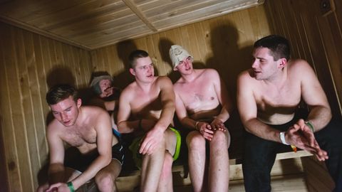 Nackt sauna männer Junge Gay