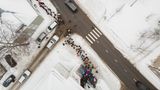 Verrückte von oben: die Anmelde-Menschenschlange