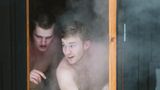 Seinen sportlichen Ehrgeiz hat unser Reporter Freddy (r.) bei der Recherche schnell abgelegt. Ging ja auch um viel mehr als nur ums Gewinnen