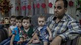 Vater Mohammed mit seinen Kindern in der Wohnung. Sohn Ali hat nicht überlebt.