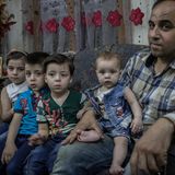 Vater Mohammed mit seinen Kindern in der Wohnung. Sohn Ali hat nicht überlebt.