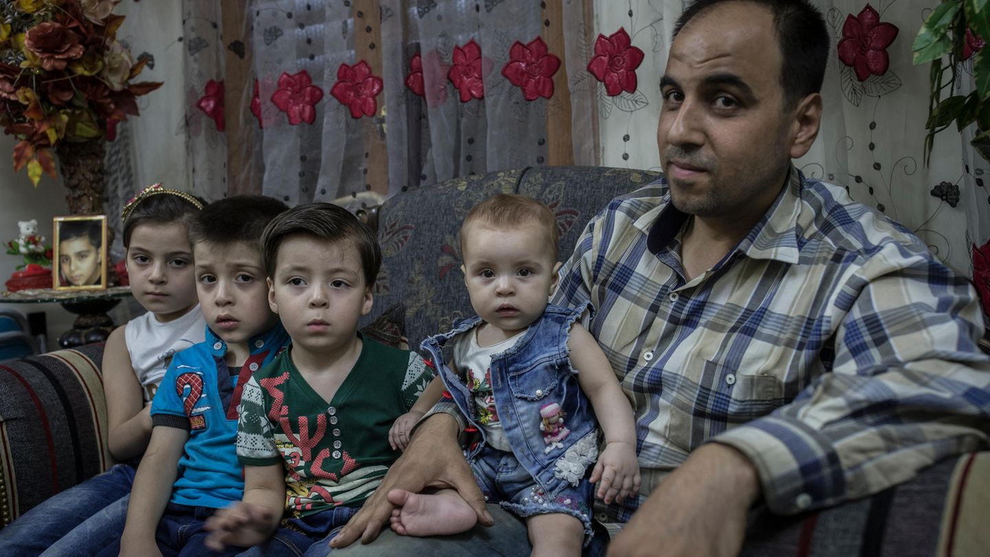 Vater Mohammed mit seinen Kindern in der Wohnung. Sohn Ali hat nicht überlebt.