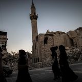 Spaziergang in Ruinen: Diese Frauen passieren eine zerbombte Moschee im Zentrum Aleppos