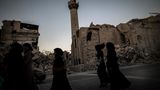 Spaziergang in Ruinen: Diese Frauen passieren eine zerbombte Moschee im Zentrum Aleppos
