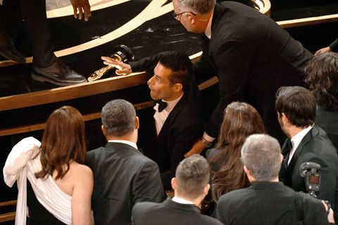 Der frischgebackene Oscar-Preisträger Rami Malek stürzt nach seiner Dankesrede von der Bühne