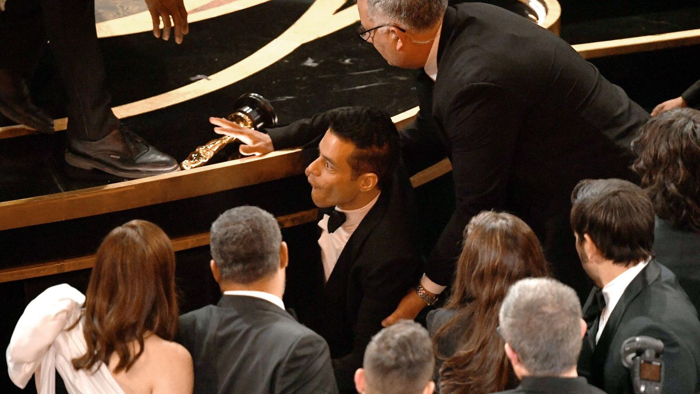 Der frischgebackene Oscar-Preisträger Rami Malek stürzt nach seiner Dankesrede von der Bühne