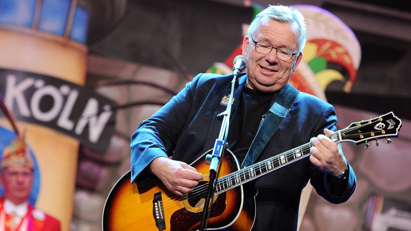 Bernd Stelter mit einer Gitarre