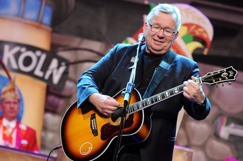 Bernd Stelter mit einer Gitarre