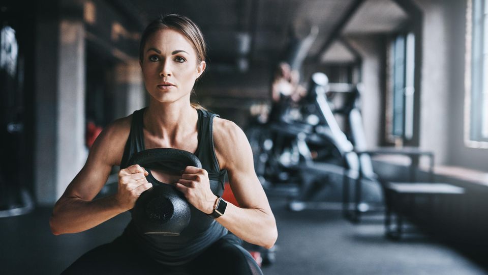 Muskelaufbau: Eine Frau trainiert im Fitnessstudio
