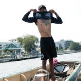 Taucher Prayat zeigt seine Sak-Yant-Tätowierungen.