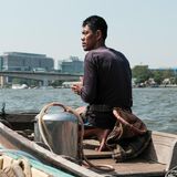 Vor jedem Tauchgang bitten Khampol Khamking und die anderen Männer Buddha, sie vor Gefahren zu bewahren. Treibholz oder Schiffsschrauben könnten den Luftschlauch der Glocke zerschneiden.