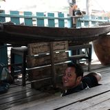 Durch die Luke steigt Thawit Chongbandit hinab in sein Longtailboot.