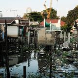 Rücksicht auf Traditionen? Nicht in Bangkok. Die ersten Pfahlbauten der Flusstaucher wurden abgerissen. Wo ihre Siedlung steht, soll eine Uferpromenade gebaut werden.