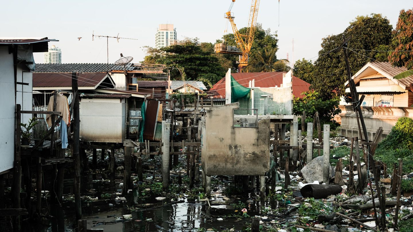 Rücksicht auf Traditionen? Nicht in Bangkok. Die ersten Pfahlbauten der Flusstaucher wurden abgerissen. Wo ihre Siedlung steht, soll eine Uferpromenade gebaut werden.