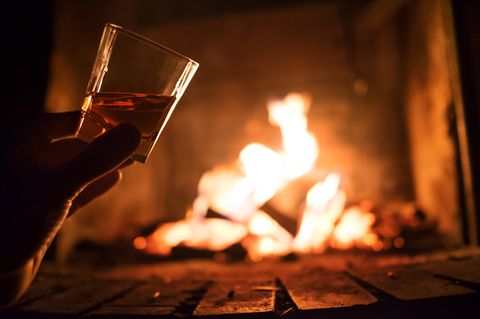 Wisky trinken am Kamin