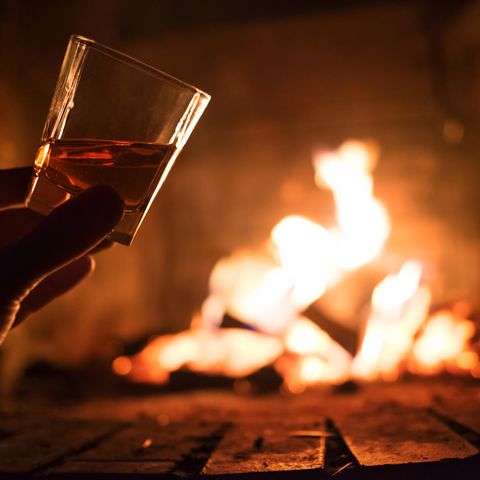 Wisky trinken am Kamin