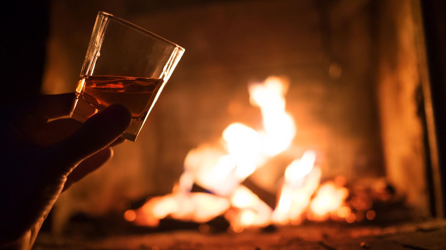 Wisky trinken am Kamin
