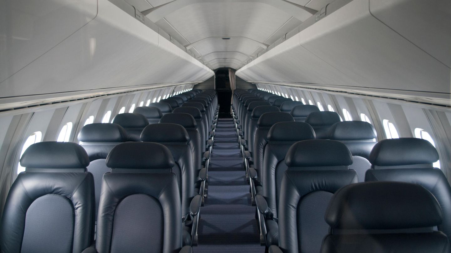 Interieur der Concorde British Airways für 100 Passagiere:  Mit 2,63 Metern ist der Rumpf fast so schmal wie ein Regionaljet von Canadair (2,57 Meter) mit enger 2-2er-Bestuhlung. Die Concorde-Sitze sind enger als die Sessel in der heutigen Premium Economy Class mancher Langstreckenflieger