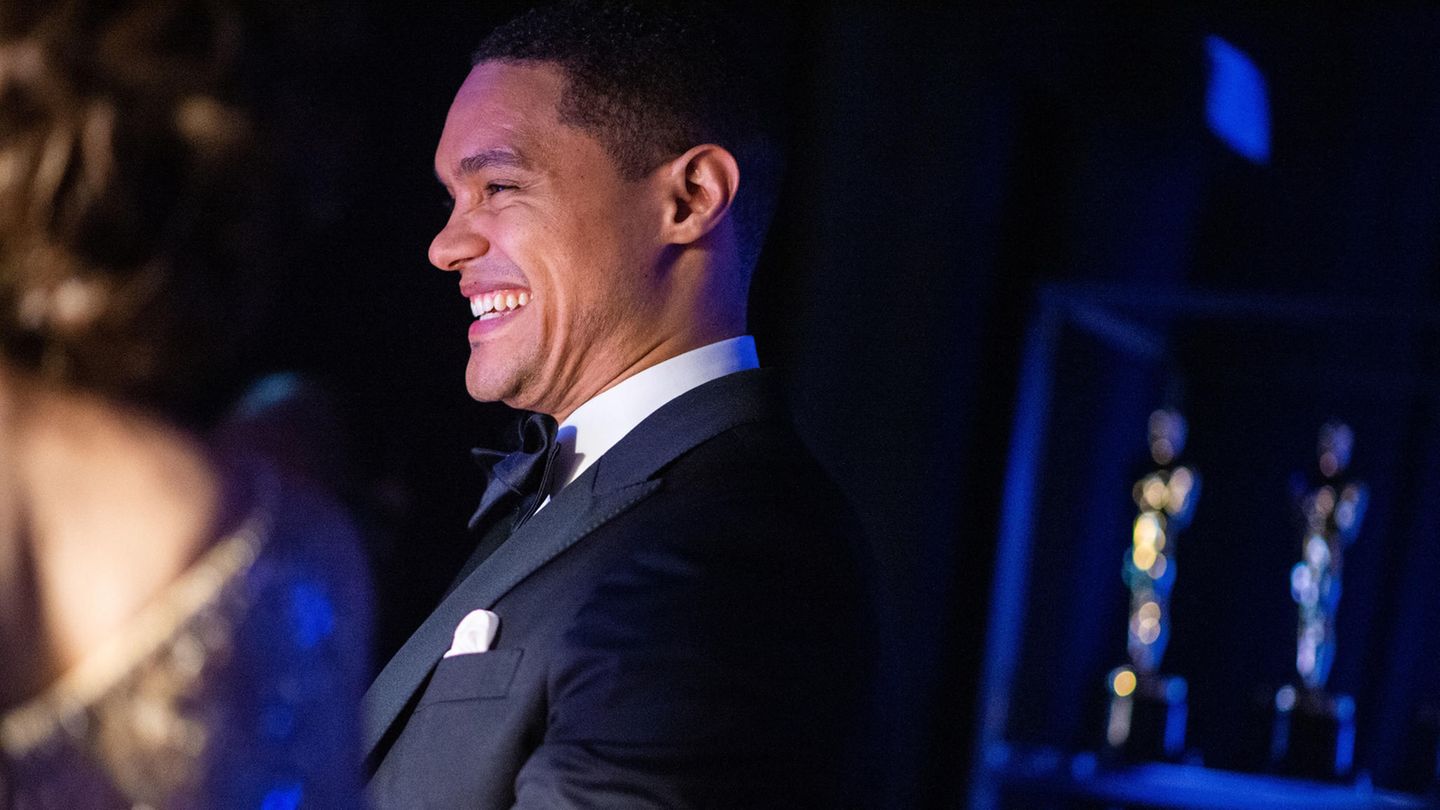Comedian Trevor Noah backstage bei den Oscars