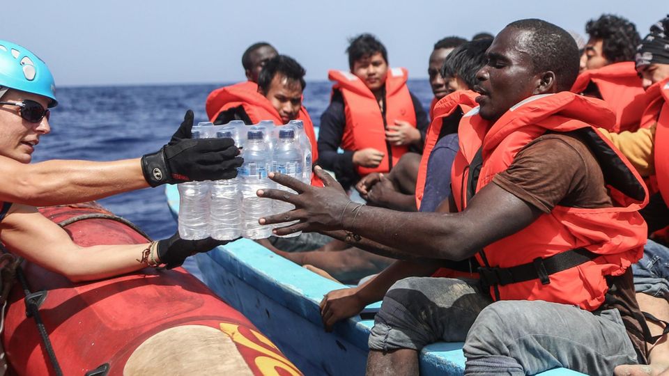 Sea-Eye-Helfer retten Flüchtlinge