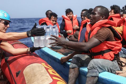 Sea-Eye-Helfer retten Flüchtlinge