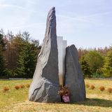 Das Denkmal für die Opfer des Concorde-Absturzes auf dem Pariser Flughafen Charles de Gaulle: Der Air-France-Flug 4590 ist ein Charterflug im Auftrag der Peter Deilmann Reederei, der die Passagiere zu "MS Deutschland" nach New York bringen soll