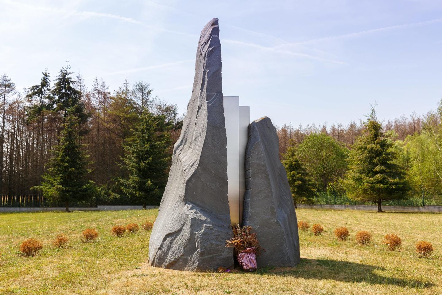 Das Denkmal für die Opfer des Concorde-Absturzes auf dem Pariser Flughafen Charles de Gaulle: Der Air-France-Flug 4590 war ein Charterflug im Auftrag der Peter Deilmann Reederei, der die Passagiere zu "MS Deutschland" nach New York bringen sollte