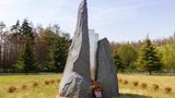 Das Denkmal für die Opfer des Concorde-Absturzes auf dem Pariser Flughafen Charles de Gaulle: Der Air-France-Flug 4590 war ein Charterflug im Auftrag der Peter Deilmann Reederei, der die Passagiere zu "MS Deutschland" nach New York bringen sollte