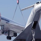 Am Haken eines Schwerlastkranes landete diese Concorde auf dem Dach des Technik-Museums in Sinsheim in Baden-Württemberg. Rechts im Bild eine Tupolev TU-144, die sowjetische Dependence der Concorde, deren Prototyp bereits am 31. Dezember 1968 den Erstflug absolvieren konnte