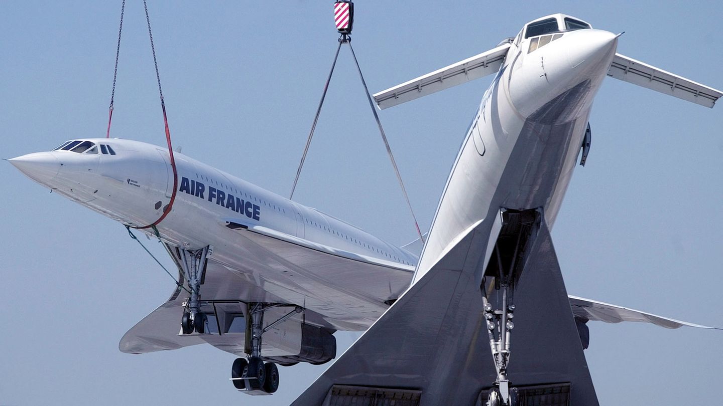 Am Haken eines Schwerlastkranes landet diese Concorde auf dem Dach des Technik-Museums in Sinsheim in Baden-Württemberg. Rechts im Bild eine Tupolev TU-144, das sowjetische Pendant der Concorde, deren Prototyp bereits am 31. Dezember 1968 den Erstflug absolvieren kann