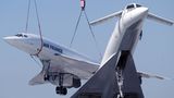 Am Haken eines Schwerlastkranes landete diese Concorde auf dem Dach des Technik-Museums in Sinsheim in Baden-Württemberg. Rechts im Bild eine Tupolev TU-144, die sowjetische Dependence der Concorde, deren Prototyp bereits am 31. Dezember 1968 den Erstflug absolvieren konnte