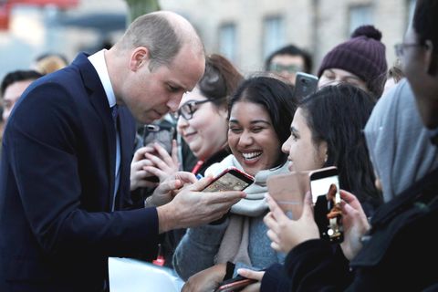 Prinz William (l.) wird bei seinem Besuch der University of Leicester von Fans begrüßt