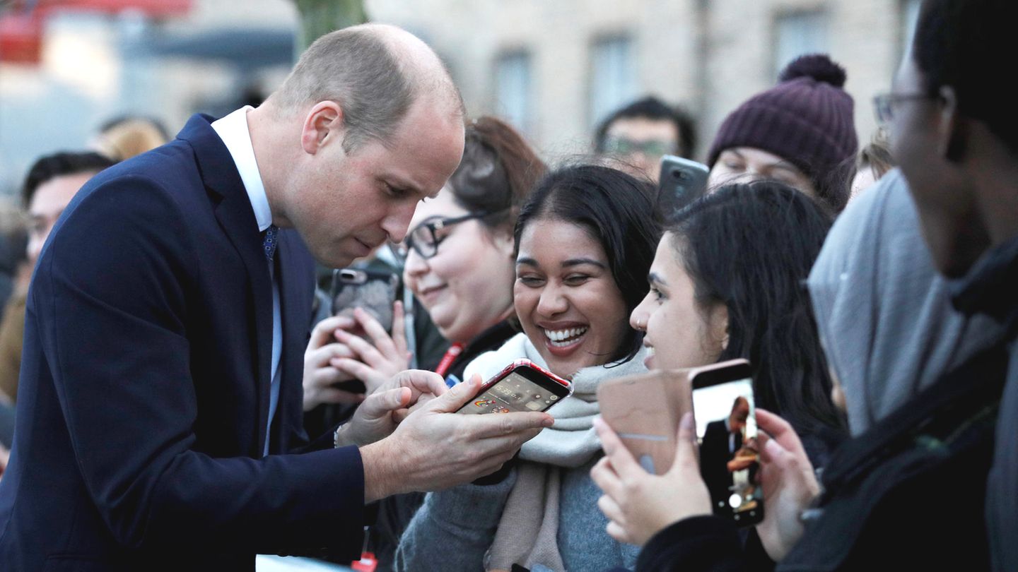 Prinz William (l.) wird bei seinem Besuch der University of Leicester von Fans begrüßt