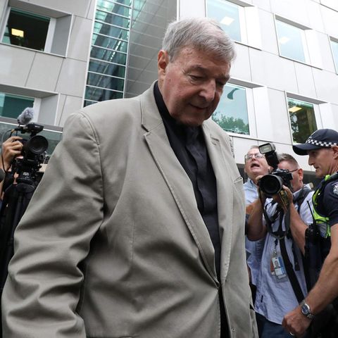 Kardinal George Pell verlässt das Gerichtsgebäude im Bezirk Victoria in Australien