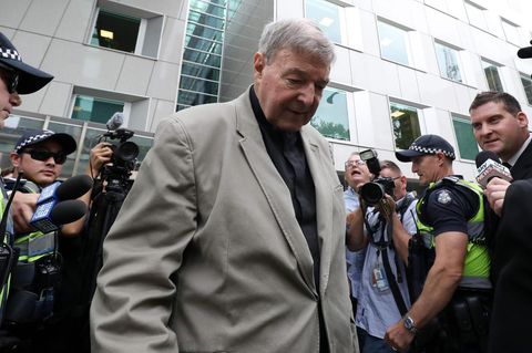 Kardinal George Pell verlässt das Gerichtsgebäude im Bezirk Victoria in Australien