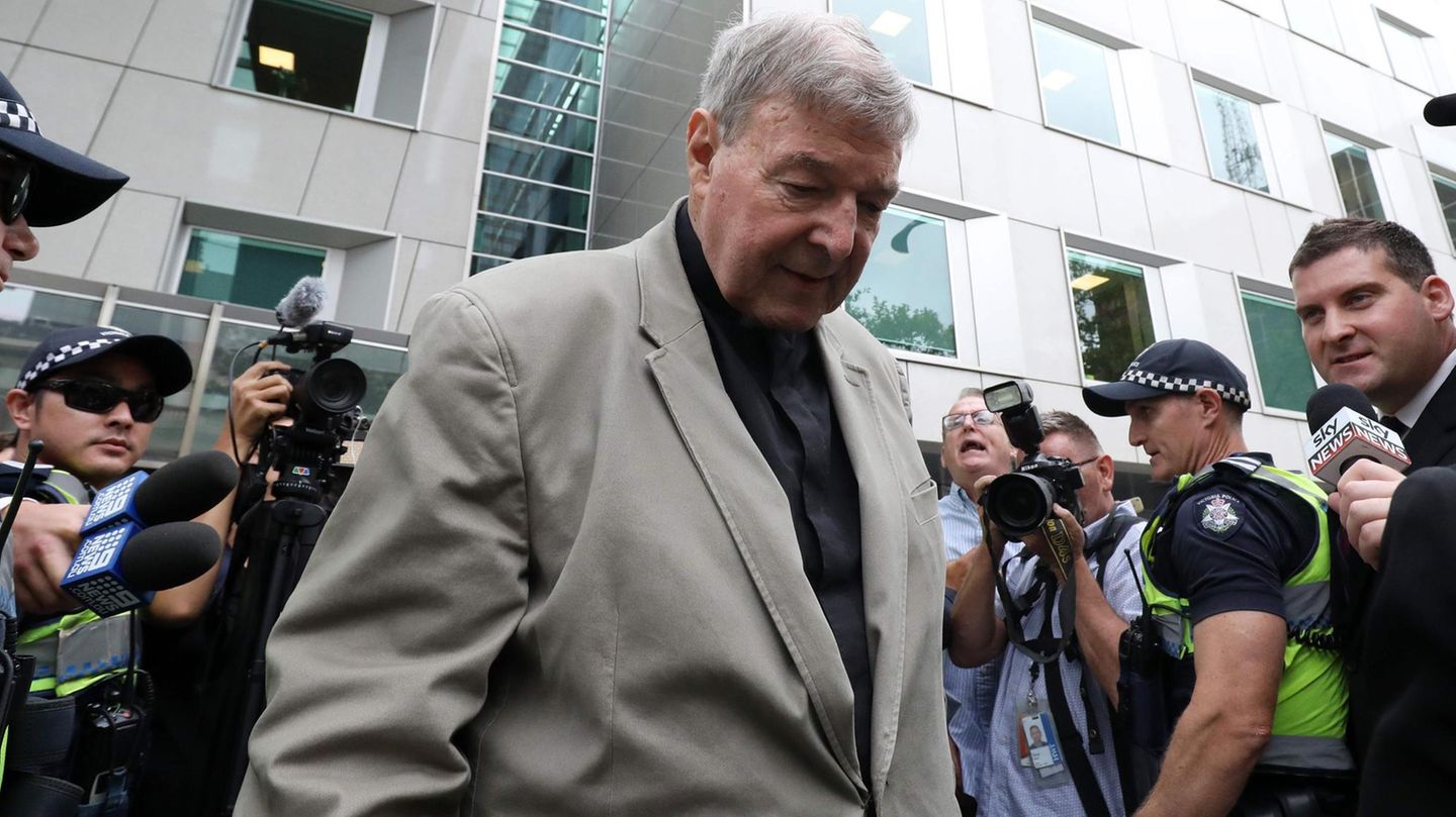Kardinal George Pell verlässt das Gerichtsgebäude im Bezirk Victoria in Australien