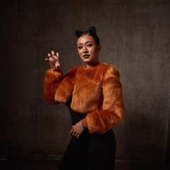 Frau als Katze verkleidet