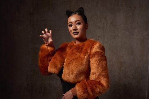 Frau als Katze verkleidet