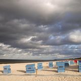 Platz 10: Trassenheider Strand, Trassenheide, Mecklenburg-Vorpommern  Durch den besonders flachen Einstiegsbereich und dem breiten Sandstreifen ist der Trassenheider Strand auf der sonnigen Urlaubsinsel Usedom für Familien mit kleineren Kindern besonders attraktiv. Klar ist: „Egal ob Textil oder FKK, egal ob mit Hund oder Kindern: der breite Sandstrand von Trassenheide bietet für alle den richtigen Ort, um zu entspannen.“