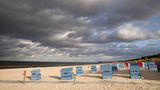 Platz 10: Trassenheider Strand, Trassenheide, Mecklenburg-Vorpommern  Durch den besonders flachen Einstiegsbereich und dem breiten Sandstreifen ist der Trassenheider Strand auf der sonnigen Urlaubsinsel Usedom für Familien mit kleineren Kindern besonders attraktiv. Klar ist: „Egal ob Textil oder FKK, egal ob mit Hund oder Kindern: der breite Sandstrand von Trassenheide bietet für alle den richtigen Ort, um zu entspannen.“