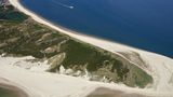 Platz 9: Hörnumer Odde, Hörnum auf Sylt, Schleswig-Holstein  Die Dünen- und Heidelandschaft Hörnumer Odde am Südzipfel der Insel Sylt steht unter Naturschutz. Allerdings werden an diesem Ort auch die Naturgewalten besonders spürbar: Aufgrund seiner exponierten Lage wird der Strand mit seinem weißen Kniepsand und den Schweinsrobben besonders von Gezeitenströmung und Sturmfluten beeinflusst.