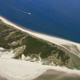 Platz 9: Hörnumer Odde, Hörnum auf Sylt, Schleswig-Holstein  Die Dünen- und Heidelandschaft Hörnumer Odde am Südzipfel der Insel Sylt steht unter Naturschutz. Allerdings werden an diesem Ort auch die Naturgewalten besonders spürbar: Aufgrund seiner exponierten Lage wird der Strand mit seinem weißen Kniepsand und den Schweinsrobben besonders von Gezeitenströmung und Sturmfluten beeinflusst.
