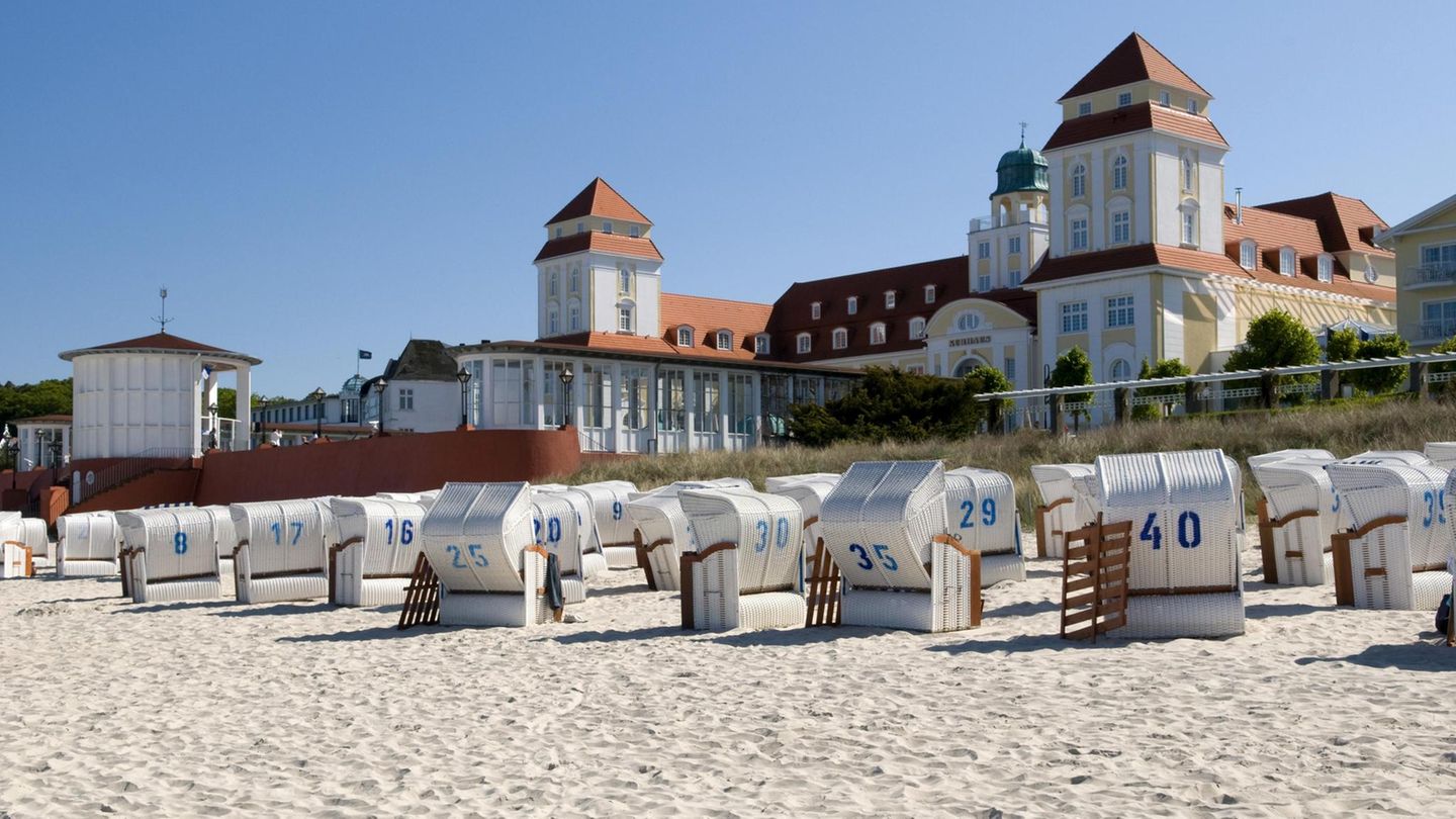 Travellers Choice Award von Tripadvisor: Platz 8: Binzer Strand, Ostseebad Binz auf Rügen, Mecklenburg-Vorpommern Nach ihrem Bau 1890 wurde die Binzer Strandpromenade schnell zum Mittelpunkt des gesellschaftlichen Lebens auf der Insel Rügen. Kein Wunder, denn am kilometerweiten Sandstrand lässt es sich nicht nur hervorragend flanieren, sondern auch das ein oder andere Glas Wein mit Blick aufs Meer genießen. Direkt am Wasser kann man sich entweder einen Strandkorb mieten oder für einen langen Spaziergang entscheiden. Platz 8: Binzer Strand, Ostseebad Binz auf Rügen, Mecklenburg-Vorpommern Nach ihrem Bau 1890 wurde die Binzer Strandpromenade schnell zum Mittelpunkt des gesellschaftlichen Lebens auf der Insel Rügen. Kein Wunder, denn am kilometerweiten Sandstrand lässt es sich nicht nur hervorragend flanieren, sondern auch das ein oder andere Glas Wein mit Blick aufs Meer genießen. Direkt am Wasser kann man sich entweder einen Strandkorb mieten oder für einen langen Spaziergang entscheiden.