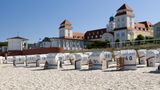Platz 8: Binzer Strand, Ostseebad Binz auf Rügen, Mecklenburg-Vorpommern  Nach ihrem Bau 1890 wurde die Binzer Strandpromenade schnell zum Mittelpunkt des gesellschaftlichen Lebens auf der Insel Rügen. Kein Wunder, denn am kilometerweiten Sandstrand lässt es sich nicht nur hervorragend flanieren, sondern auch das ein oder andere Glas Wein mit Blick aufs Meer genießen. Direkt am Wasser kann man sich entweder einen Strandkorb mieten oder für einen langen Spaziergang entscheiden.